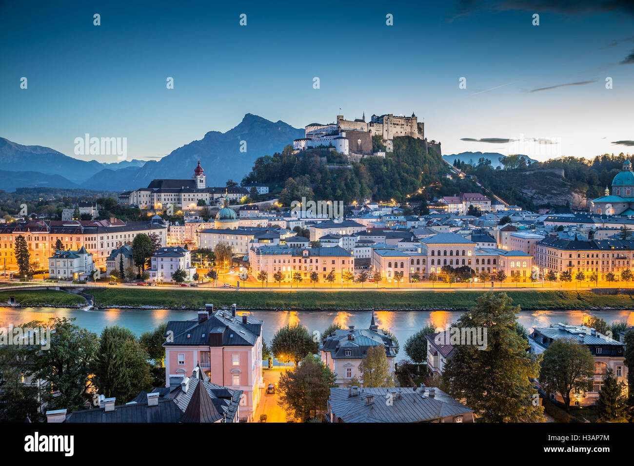 Klassische Ansicht von der historischen Stadt Salzburg mit Festung Hohensalzburg in der Abenddämmerung, Salzburger Land, Österreich Stockfoto