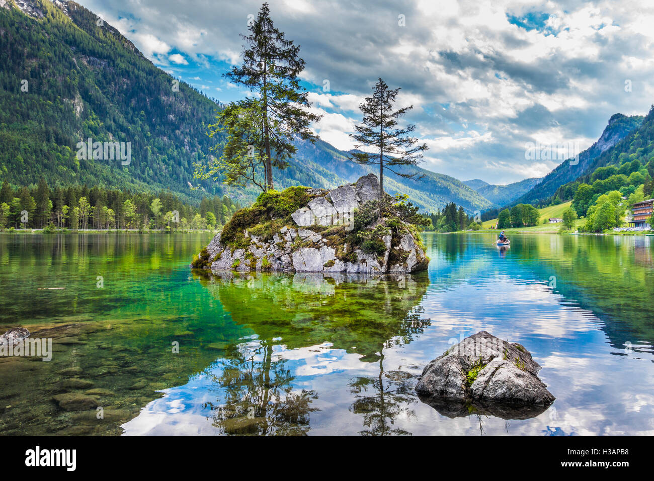 Schöne Szene von Bäumen auf einer Felseninsel in der idyllischen Landschaft am reizvollen See Hintersee, Nationalpark Berchtesgadener Land, Oberbayern, Deutschland Stockfoto