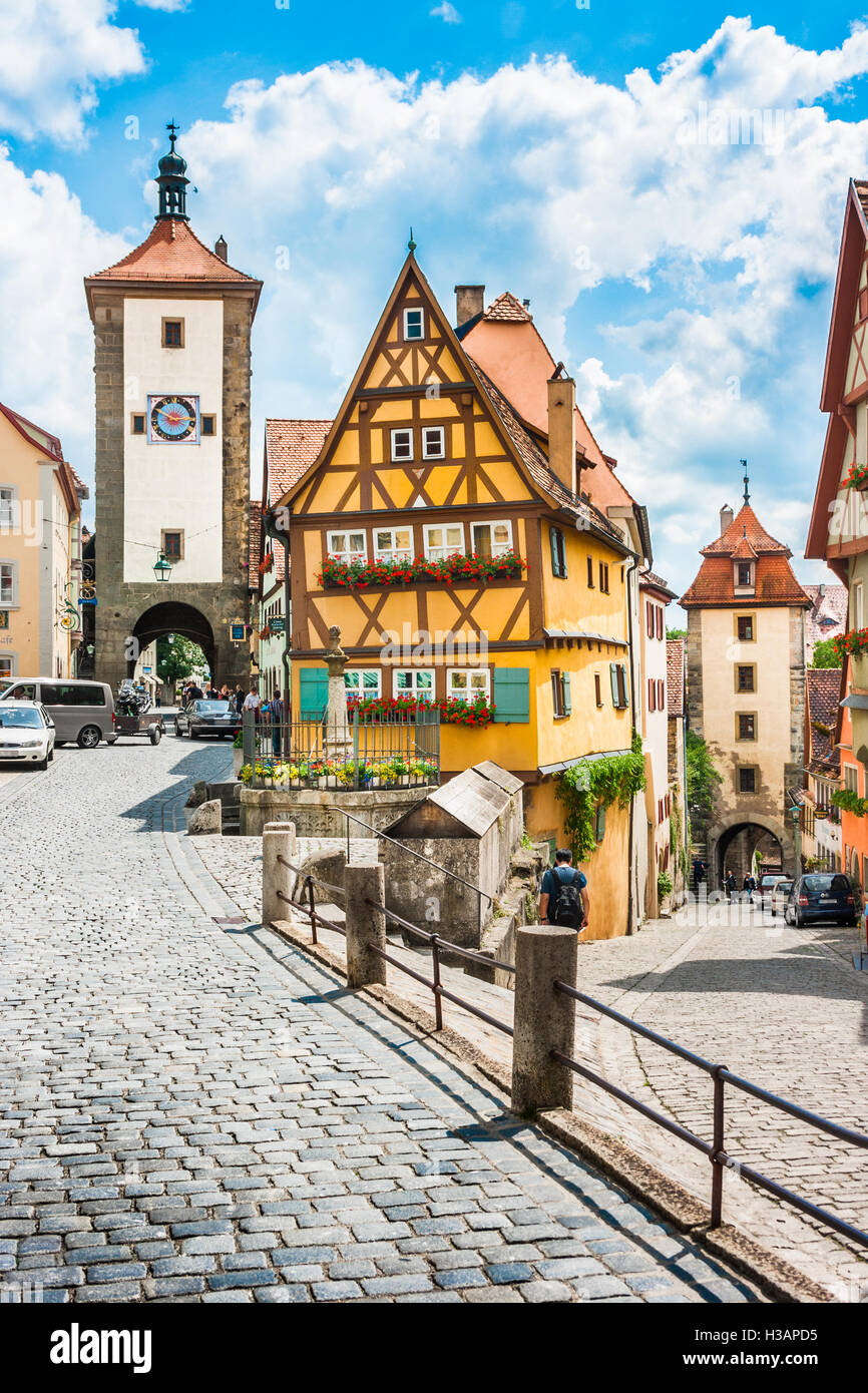 Klassische Postkartenblick auf die historische Stadt Rothenburg Ob der Tauber an einem sonnigen Tag mit blauem Himmel, Franken, Bayern, Deutschland Stockfoto