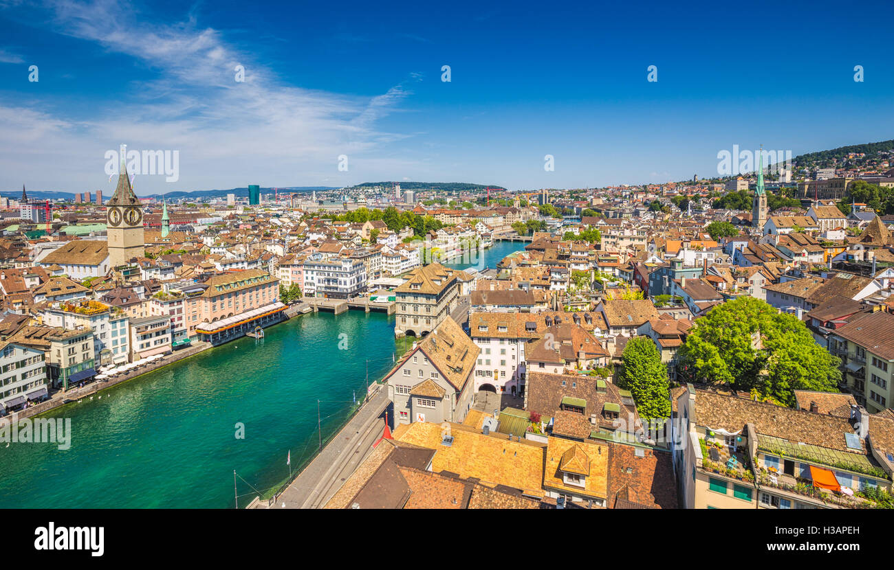 Luftaufnahme der Stadt Zürich mit berühmten St. Peter Church und Fluss Limmat am Zürichsee von Grossmünster, Schweiz Stockfoto