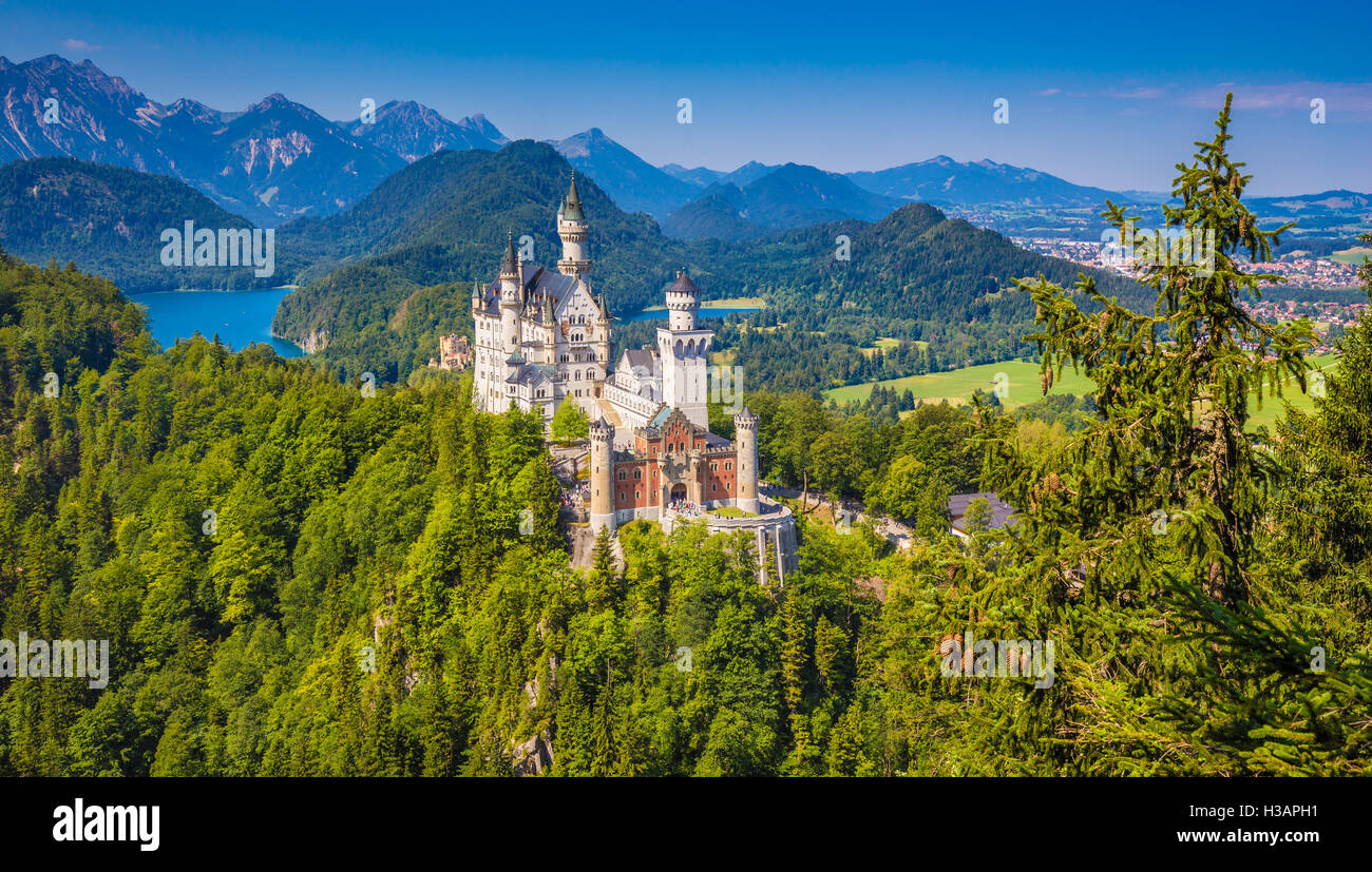 Schöne Aussicht auf das weltberühmte Schloss Neuschwanstein, einer der meist besuchten Burgen Europas, im Sommer, Bayern, Deutschland Stockfoto