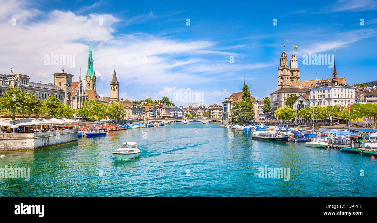 Panorama der historischen Stadt Zürich mit berühmten Fraumünster und Grossmünster Kirchen und Fluss Limmat am Zürichsee im Sommer, Schweiz Stockfoto