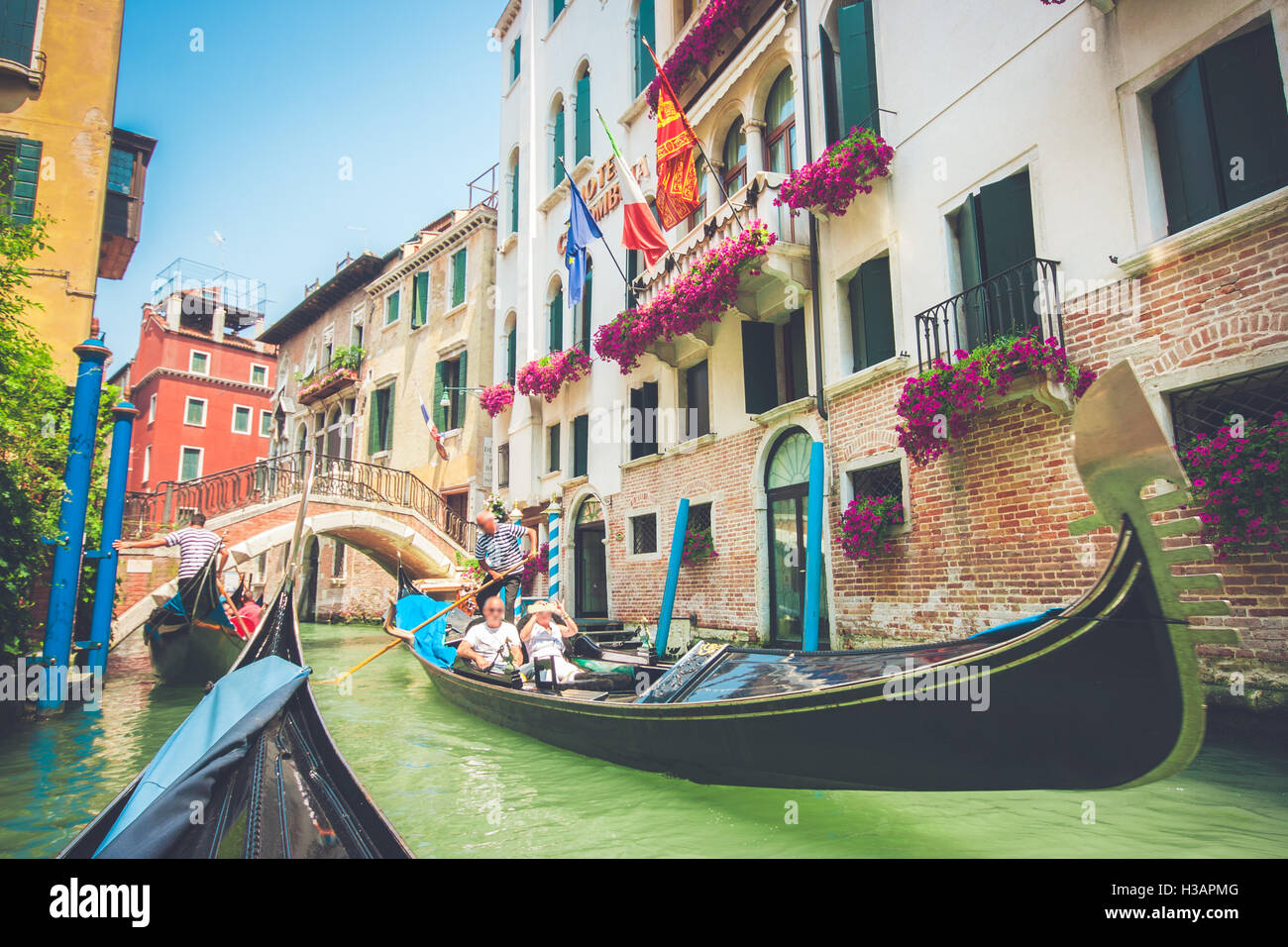 Traditionellen Gondeln am Kanal in Venedig, Italien mit Retro-Vintage Instagram-Ton Filtereffekt an einem sonnigen Tag im Sommer Stockfoto