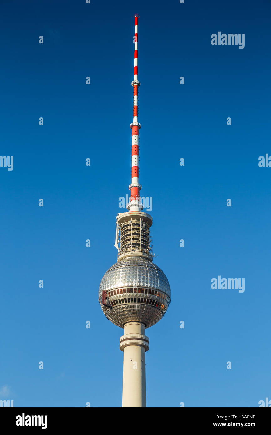Schöne Aussicht auf den berühmten Fernsehturm am Alexanderplatz an einem sonnigen Tag mit blauem Himmel im Sommer, Deutschland Stockfoto