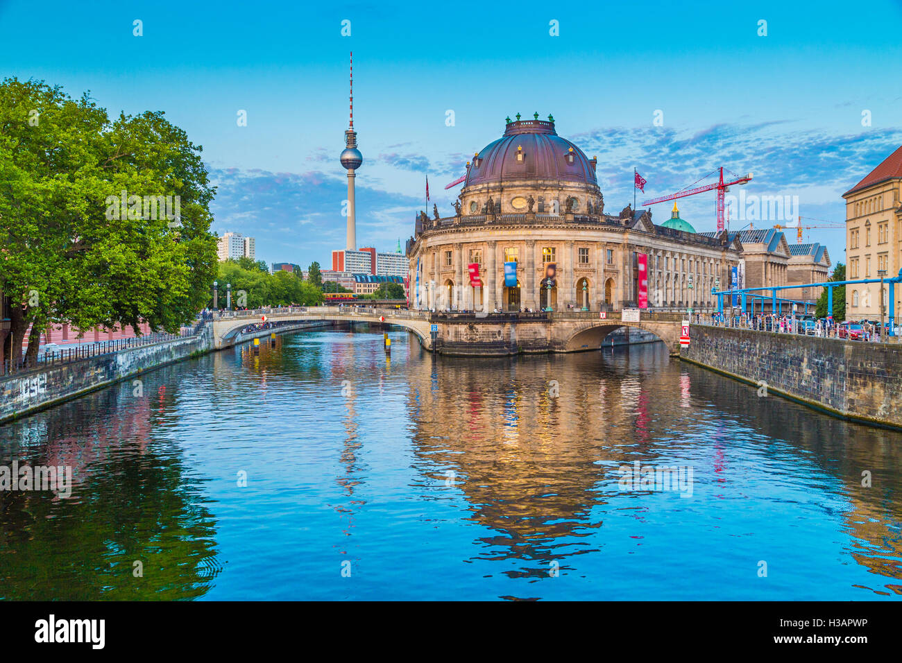 Schöne Aussicht auf historische Berliner Museumsinsel mit dem berühmten Fernsehturm und Spree entlang in der Dämmerung während der blauen Stunde in der Abenddämmerung, Berlin Stockfoto