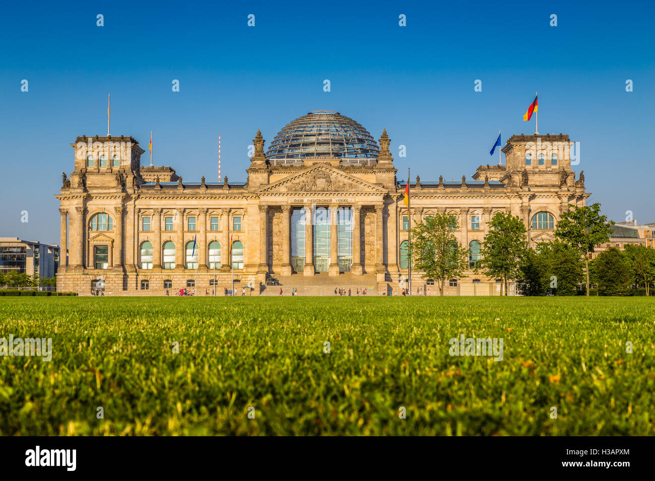 Panorama des berühmten Reichstagsgebäude, Sitz des Deutschen Bundestages, in schönen goldenen Abendlicht bei Sonnenuntergang, Berlin Mitte, Germany Stockfoto