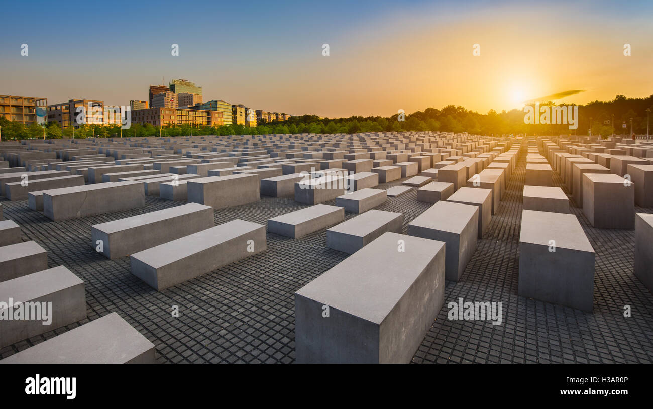 Berühmten jüdischen Holocaust-Mahnmal in der Nähe Brandenburger Tor (Brandenburger Tor) bei Sonnenuntergang im Sommer, Berlin-Mitte, Deutschland Stockfoto