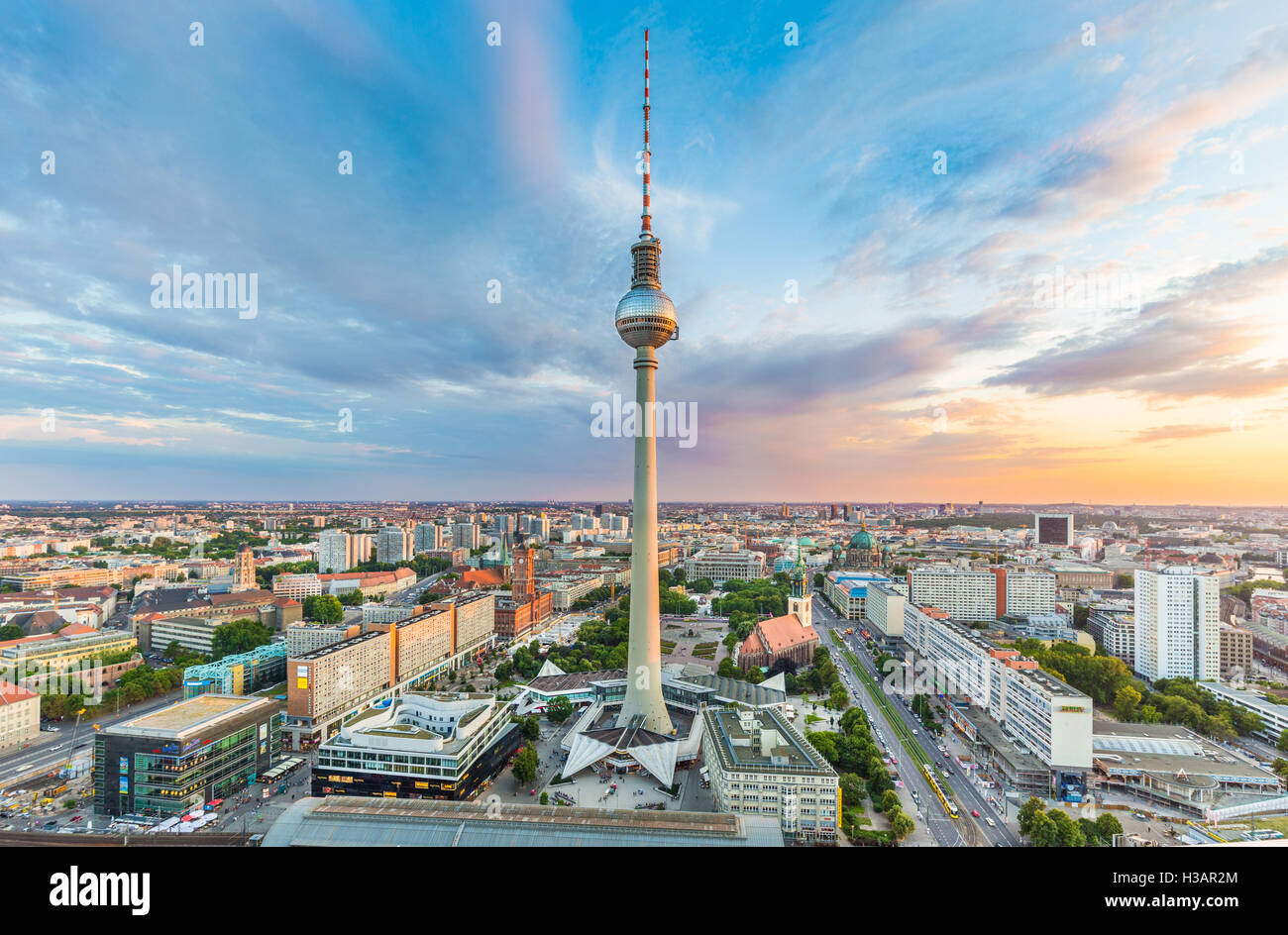 Berlin Skyline Panorama mit berühmten Fernsehturm am Alexanderplatz und dramatische Wolken bei Sonnenuntergang, Deutschland Stockfoto