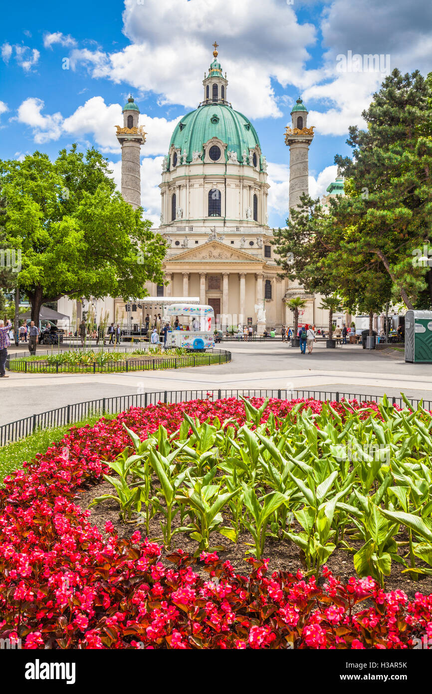 Schöne Aussicht auf die berühmte Saint Charles Kirche (Wiener Karlskirche) am Karlsplatz mit blauen Himmel und Wolken im Sommer, Wien, Österreich Stockfoto