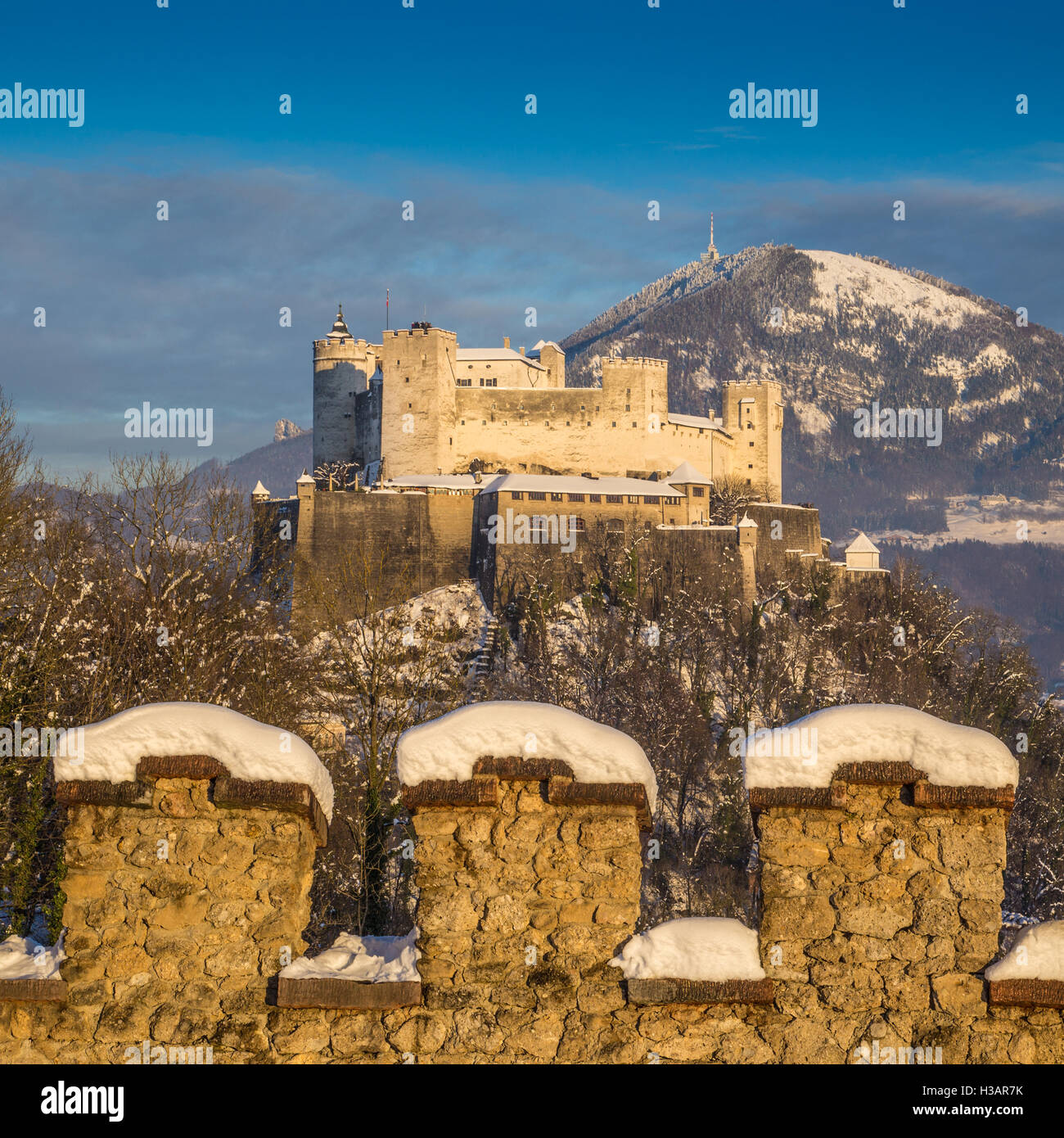 Schöne Aussicht auf die berühmte Festung Hohensalzburg bei Sonnenuntergang im Winter, Salzburg, Salzburger Land, Österreich Stockfoto