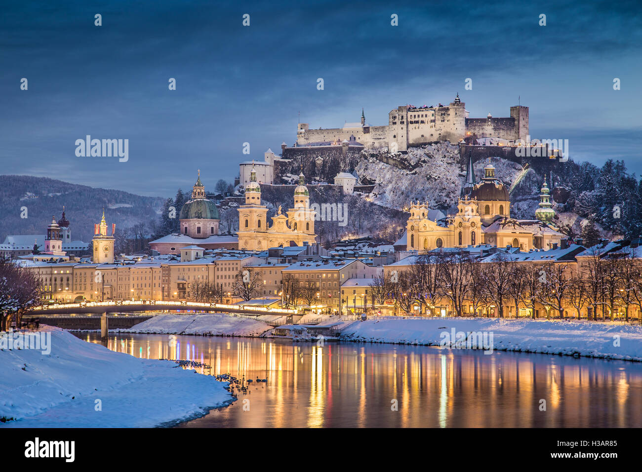 Altstadt von Salzburg mit Salzach Fluss im Winter, Salzburger Land, Österreich Stockfoto