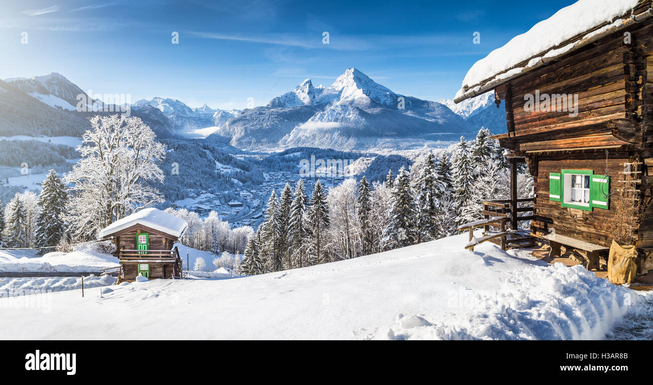 Winter Wunderland Bergkulisse der Alpen mit traditionellen Berghütten an einem kalten, sonnigen Tag Stockfoto