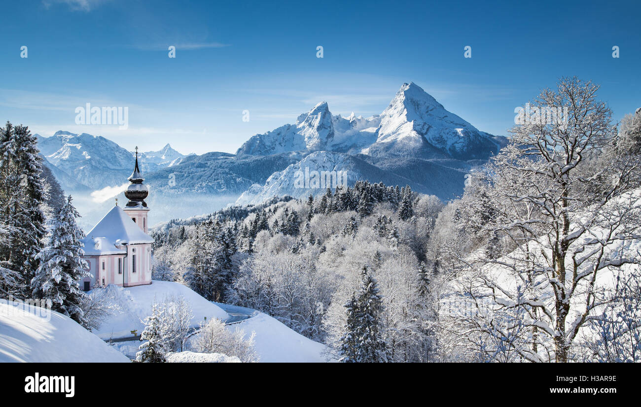 Idyllische Winterlandschaft in den Alpen mit Wallfahrt Kirche von Maria Gern und berühmte Watzmann-Berggipfel in Bayern, Deutschland Stockfoto