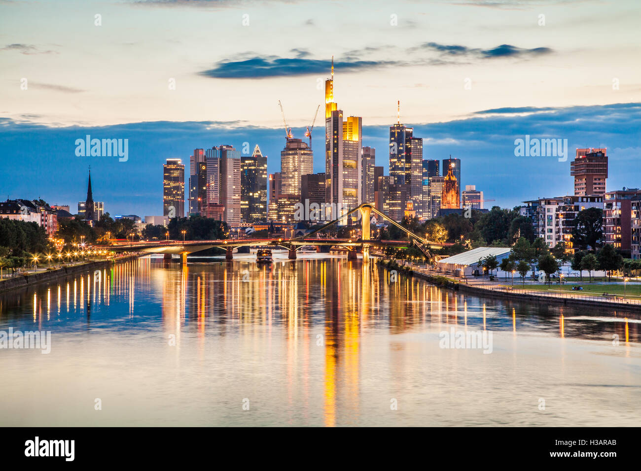 Klassische Ansicht der Skyline von Frankfurt Am Main im schönen Beitrag Sonnenuntergang Dämmerung in der Abenddämmerung, Hessen, Deutschland Stockfoto