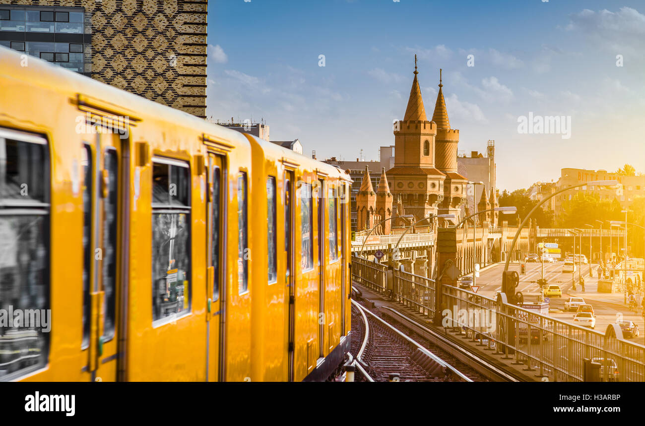 Panorama der historischen Berliner U-Bahn mit berühmten Oberbaumbrücke bei Sonnenuntergang, Berlin Friedrichshain-Kreuzberg, Deutschland Stockfoto