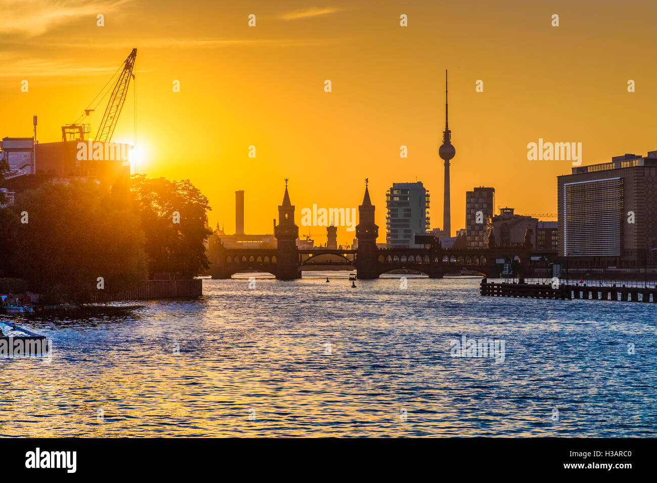 Klassische Ansicht der Berliner Skyline mit berühmten Fernsehturm und Oberbaumbrücke am Fluss Spree im Abendlicht bei Sonnenuntergang, Deutschland Stockfoto