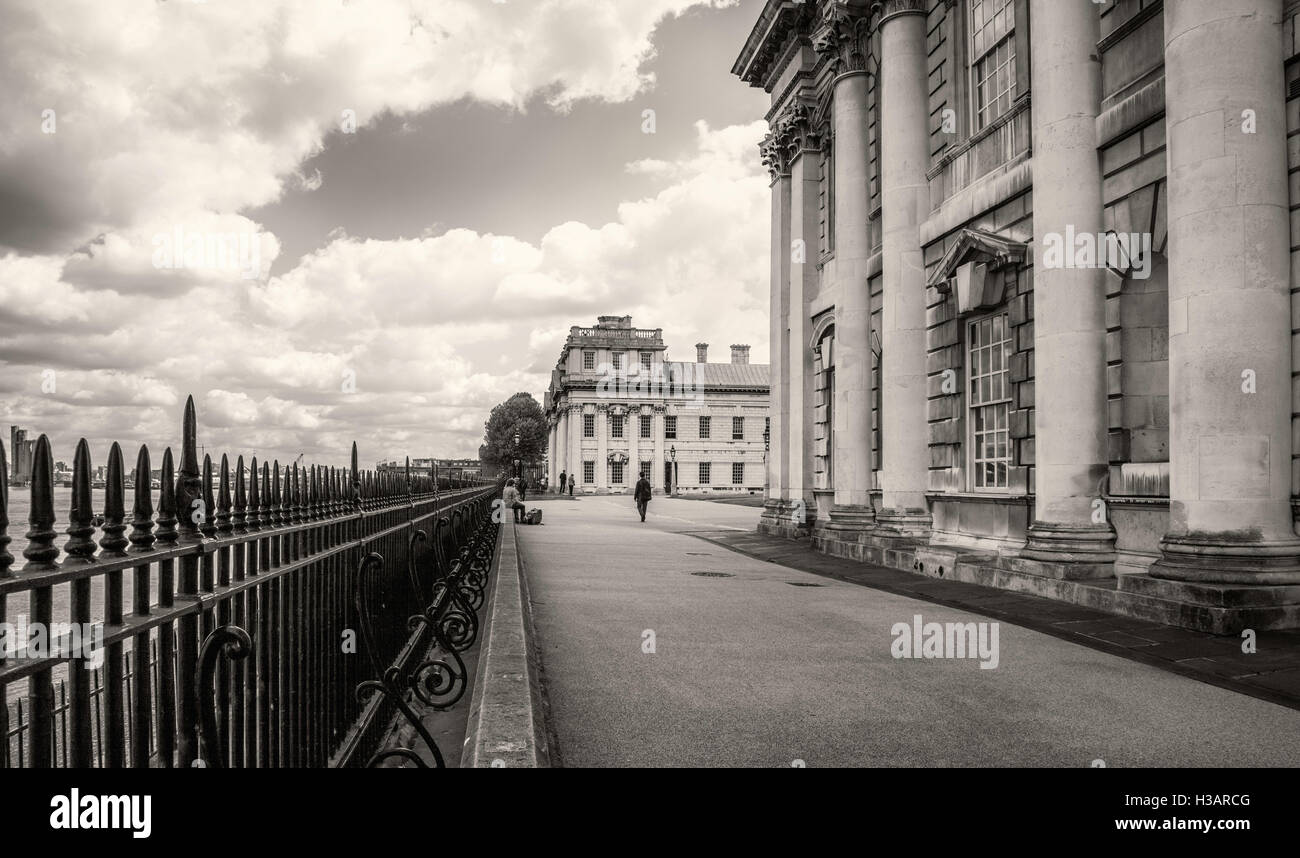 Ein Gehweg entlang der alten königlichen Marine College und der themse in greenwich, London, Großbritannien. Stockfoto