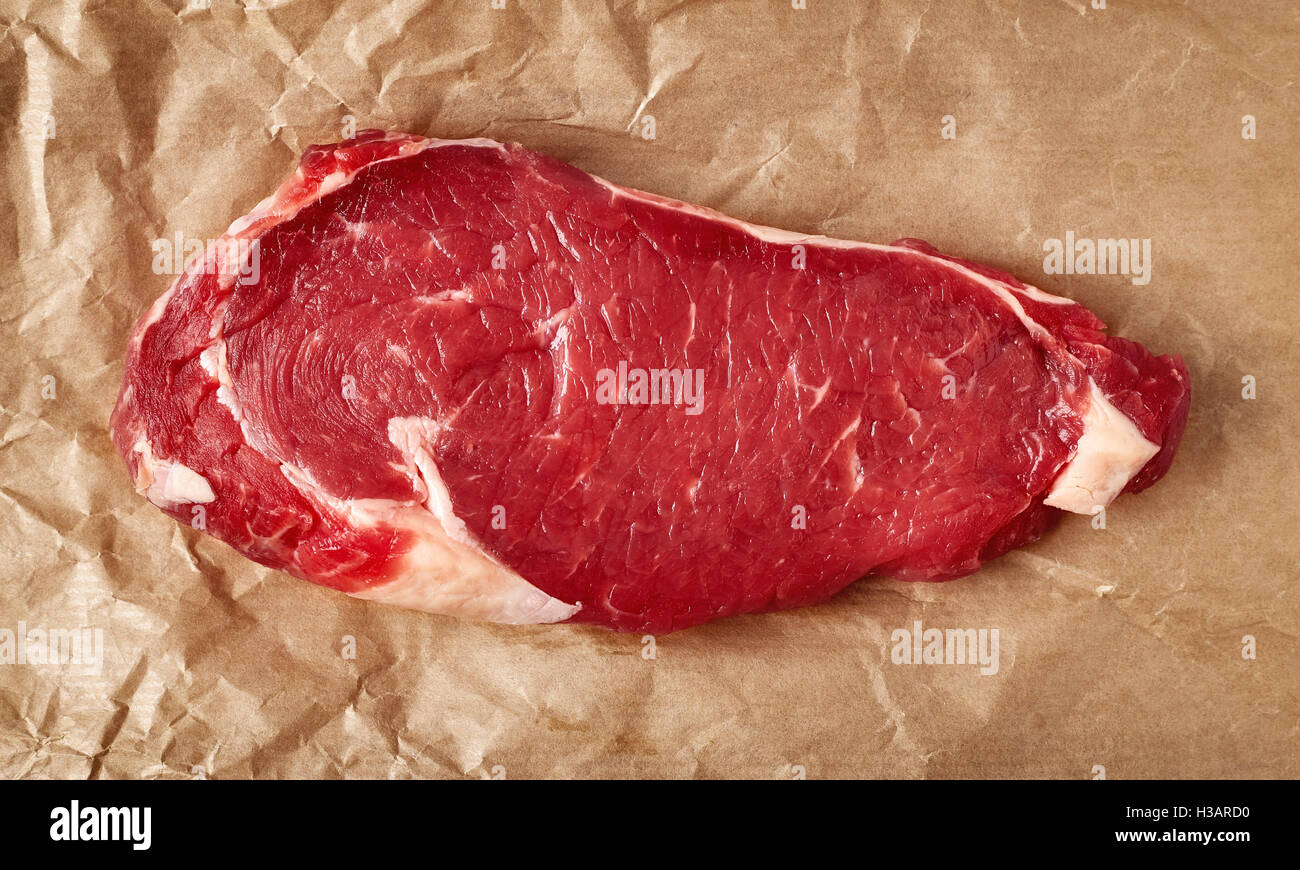 Rohes Rindfleischsteak auf recycling-Papier, Top Aussicht Stockfoto