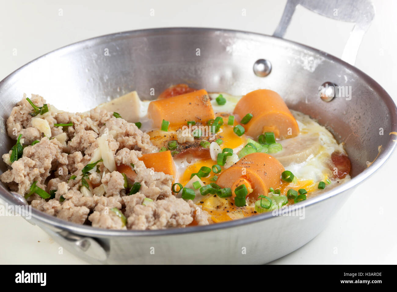 Nahaufnahme von Indochina gebratenem Ei mit Schweinefleisch und Wurstwaren Belag auf weißem Hintergrund Stockfoto