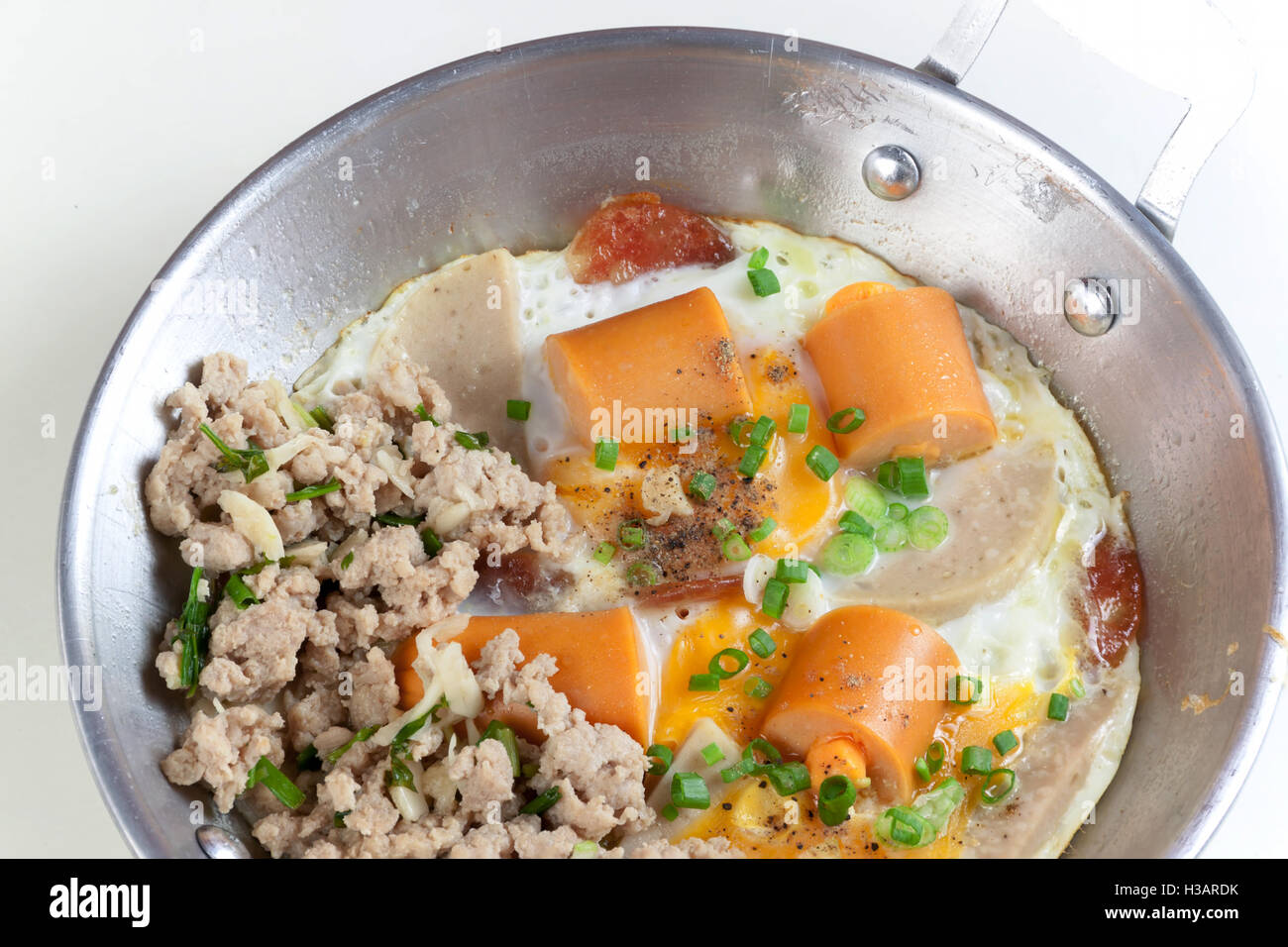 Nahaufnahme von Indochina gebratenem Ei mit Schweinefleisch und Wurstwaren Belag auf weißem Hintergrund Stockfoto