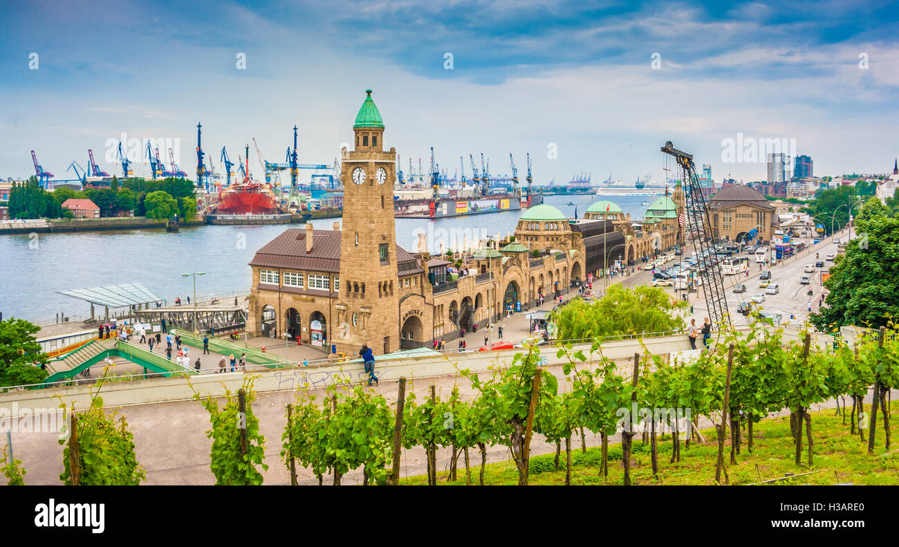 Berühmten Hamburger Landungsbrücken mit Hafen und Elbe, Stadtteil St. Pauli, Hamburg, Deutschland Stockfoto