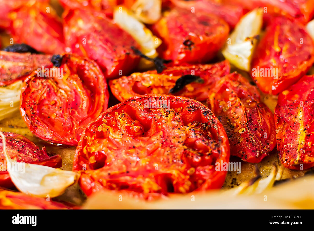 Rote Tomaten gebacken mit Zwiebeln - die Basis für Tomatensuppe Stockfoto