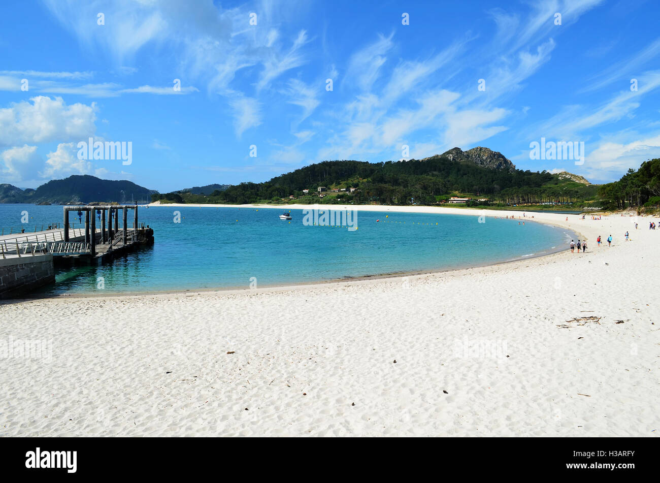 Gesamtansicht der halbkreisförmigen Strand (Playa de Rodas) in die Cíes-Inseln. Stockfoto