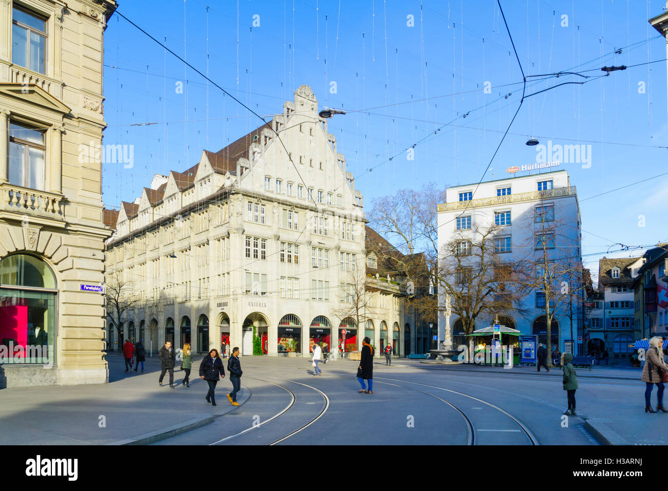 Zürich, Schweiz - 27. Dezember 2015: Szene quadratisch, mit einheimischen und Besuchern, in Zürich, Großbrit Paradeplatz (Parade) Stockfoto