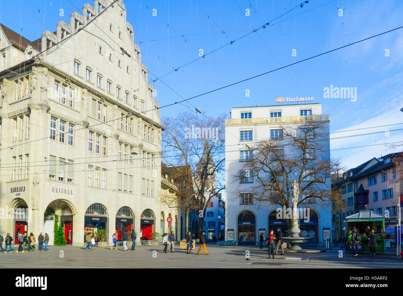 Zürich, Schweiz - 27. Dezember 2015: Szene quadratisch, mit einheimischen und Besuchern, in Zürich, Großbrit Paradeplatz (Parade) Stockfoto