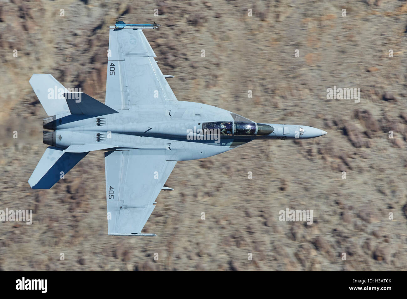 Vereinigte Staaten Marine F/A-18F Super Hornet Kampfjet, auf niedrigem Niveau durch Rainbow Canyon fliegen. Stockfoto