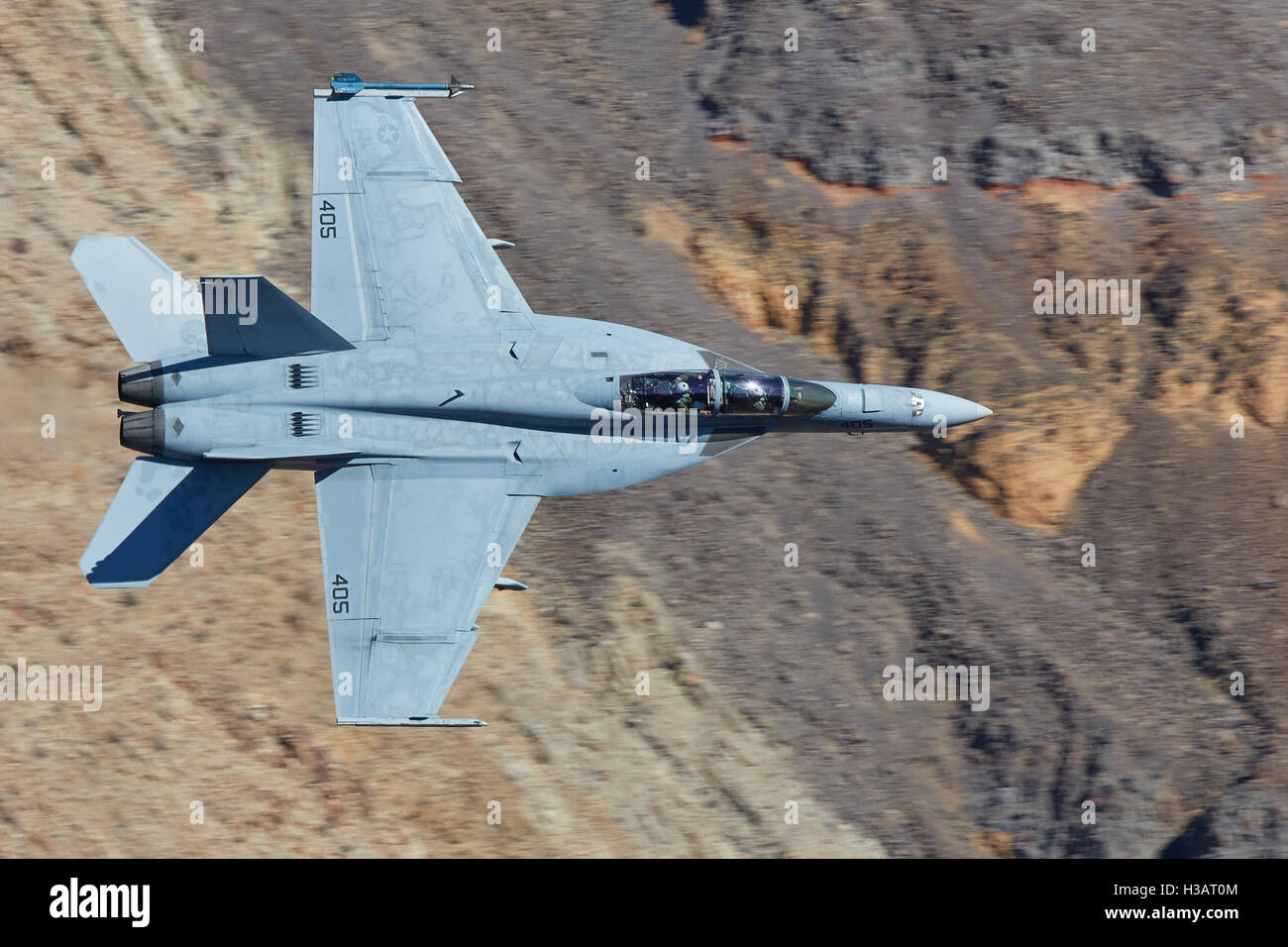 Vereinigte Staaten Marine F/A-18F Super Hornet Kampfjet, auf niedrigem Niveau durch Rainbow Canyon fliegen. Stockfoto