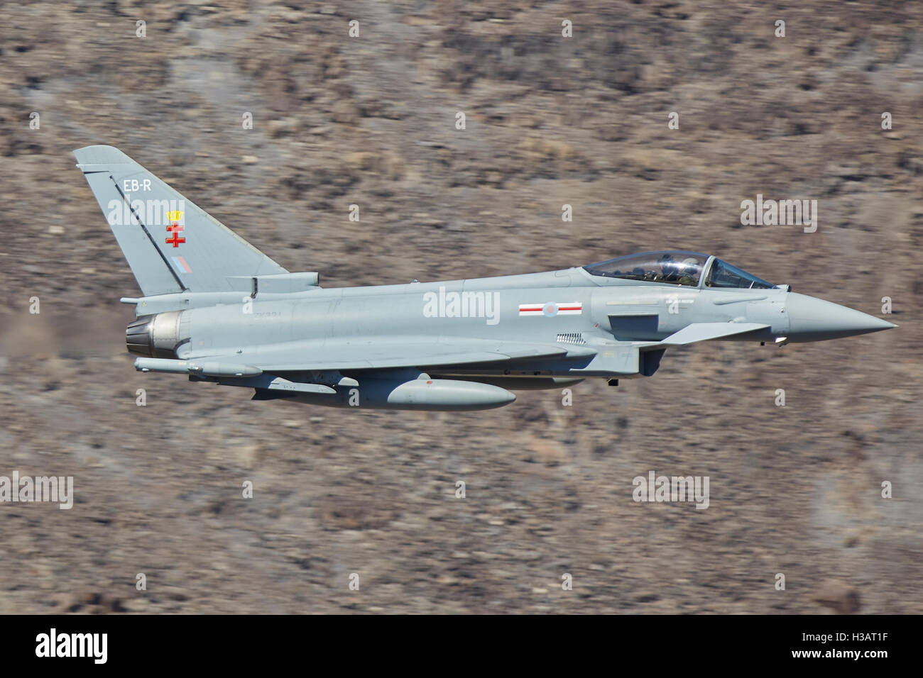 Die britische Royal Air Force FGR 4 Eurofighter Typhoon Kampfjets, Fliegen auf niedrigem Niveau und hoher Geschwindigkeit durch Rainbow Canyon, Kalifornien, USA. Stockfoto