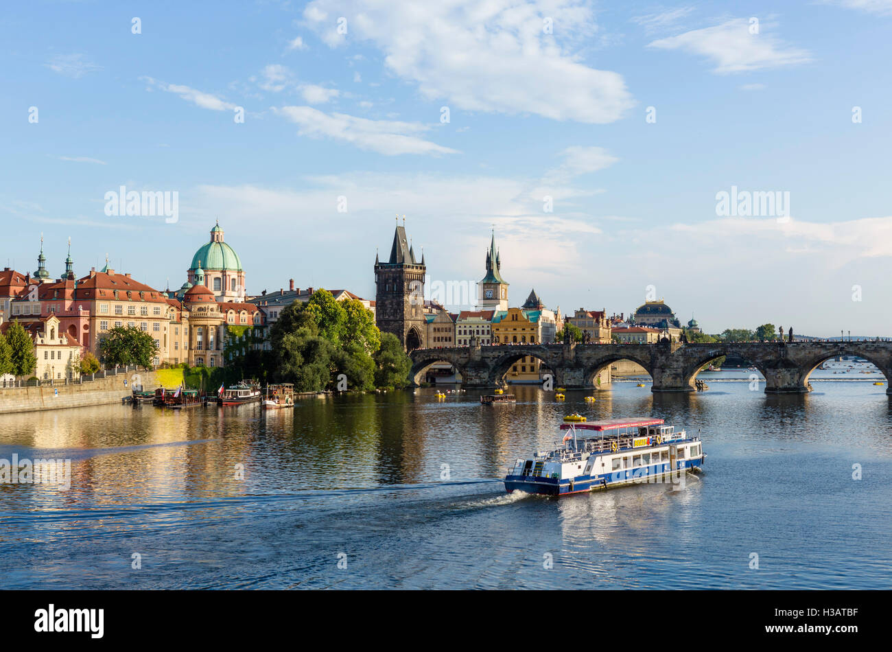 Cruise Boot auf der Moldau mit Blick auf die Karlsbrücke in Prag, Tschechische Republik Stockfoto