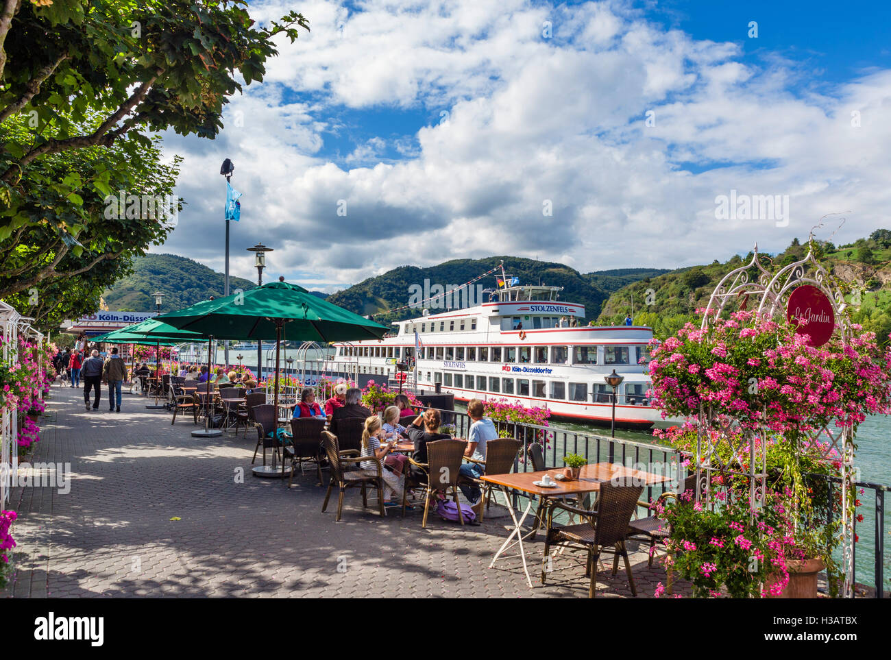 Cruise Boot und Cafés an der Promenade am Fluss in Boppard am Rhein, Rheinland-Pfalz, Deutschland Stockfoto