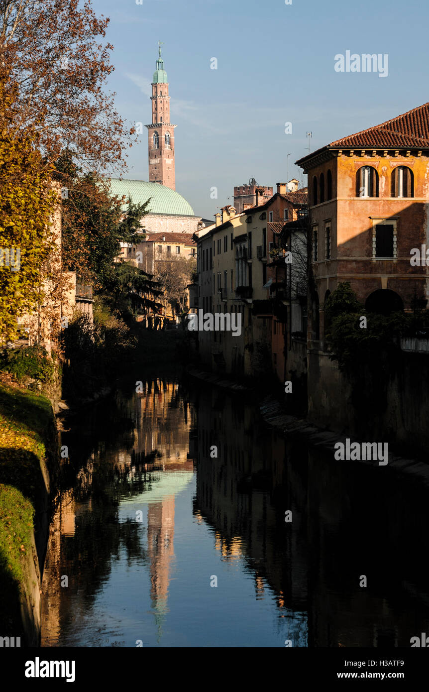 Ein historischer Palast auf dem Wasser in Vicenza. Stockfoto