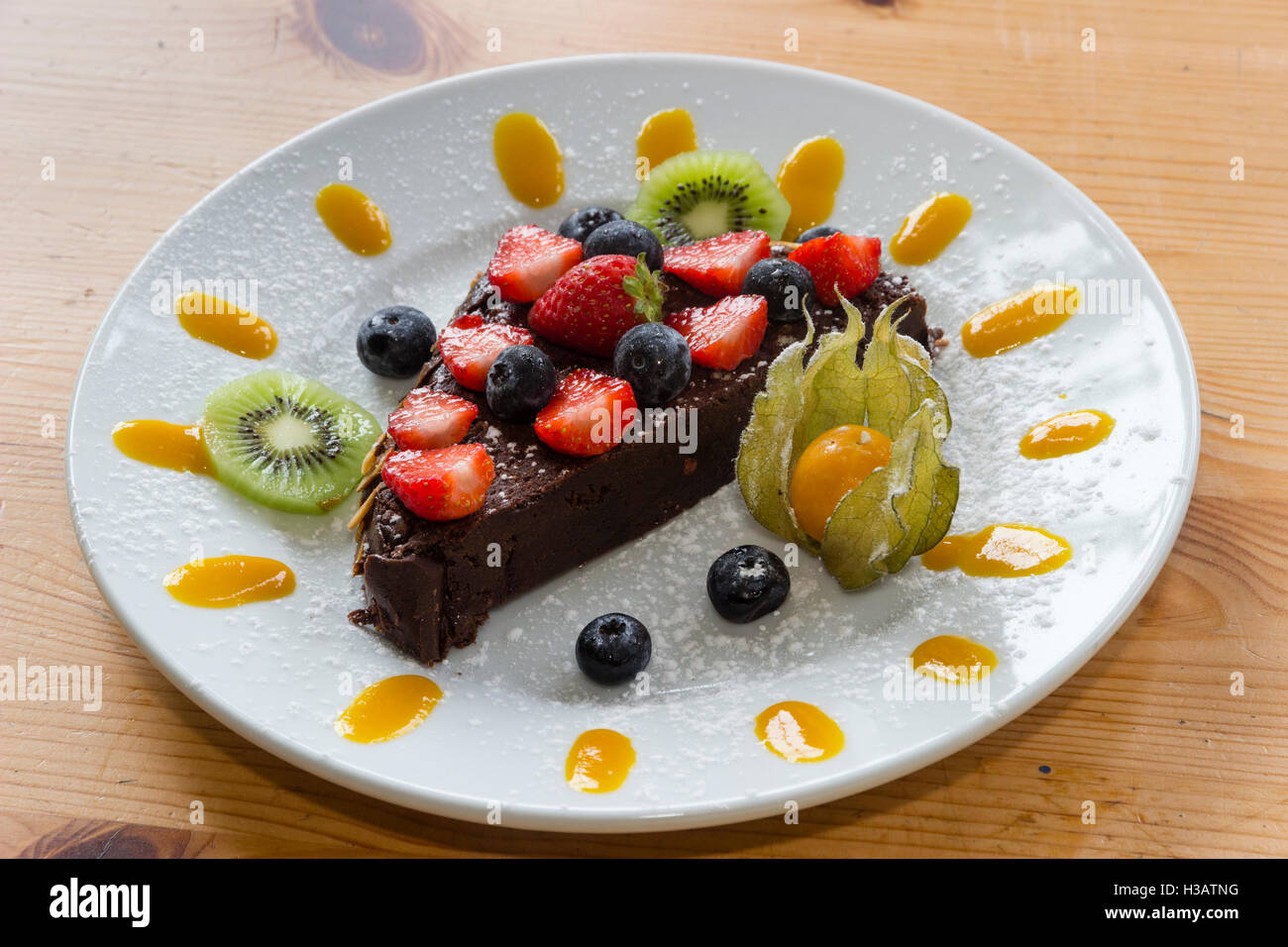 "Tod durch Gartenhaus" reiche Schokolade Kuchen mit Früchten und Obst verziert pürieren Stockfoto