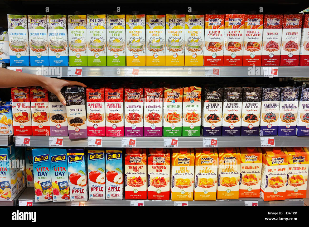 Gekühlte frische Fruchtsäfte von gesunden Menschen in einem Supermarkt Stockfoto