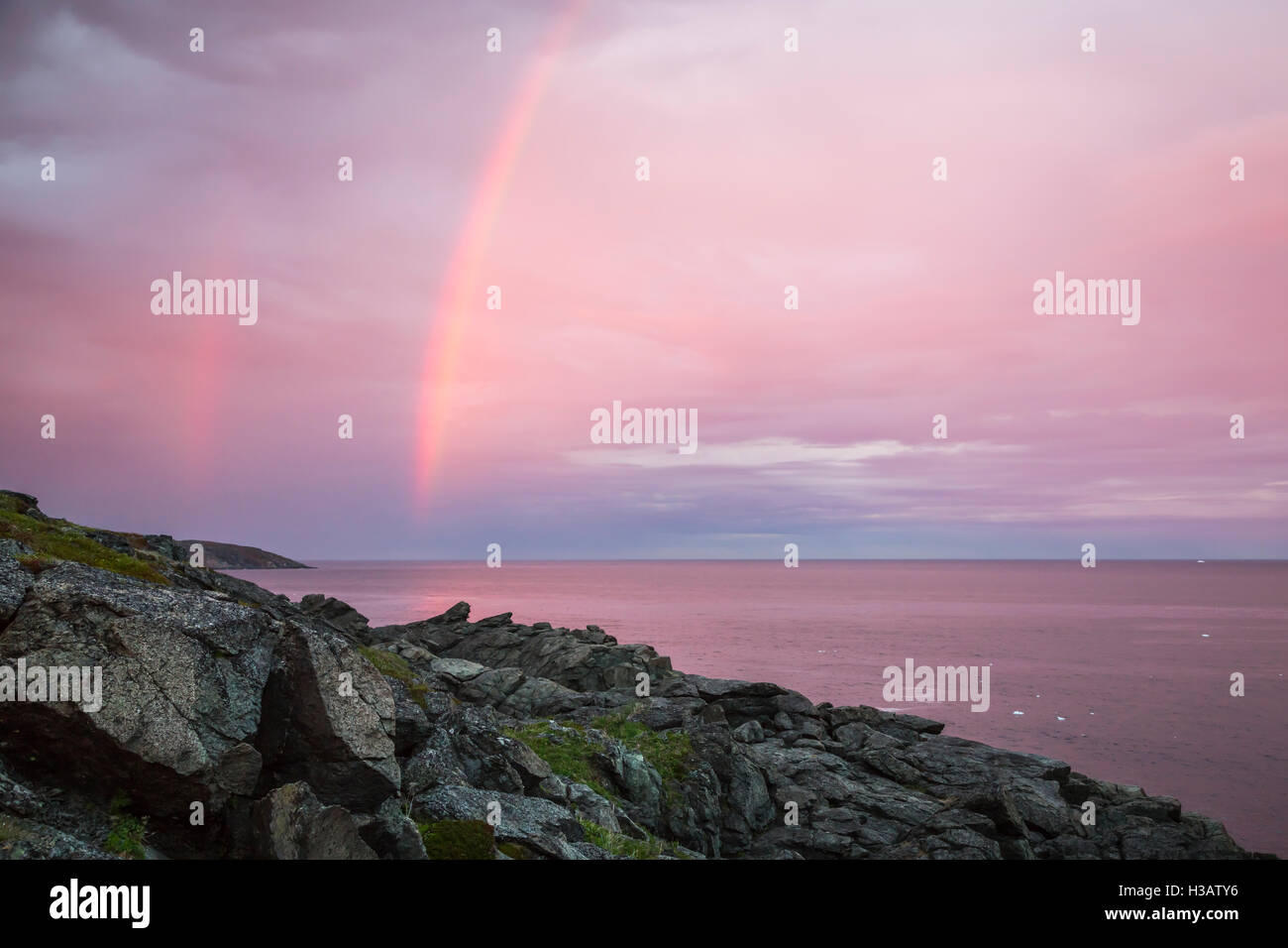 Regenbogen aus Fischers Punkt in der Nähe von St. Anthony, Neufundland und Labrador, Kanada. Stockfoto