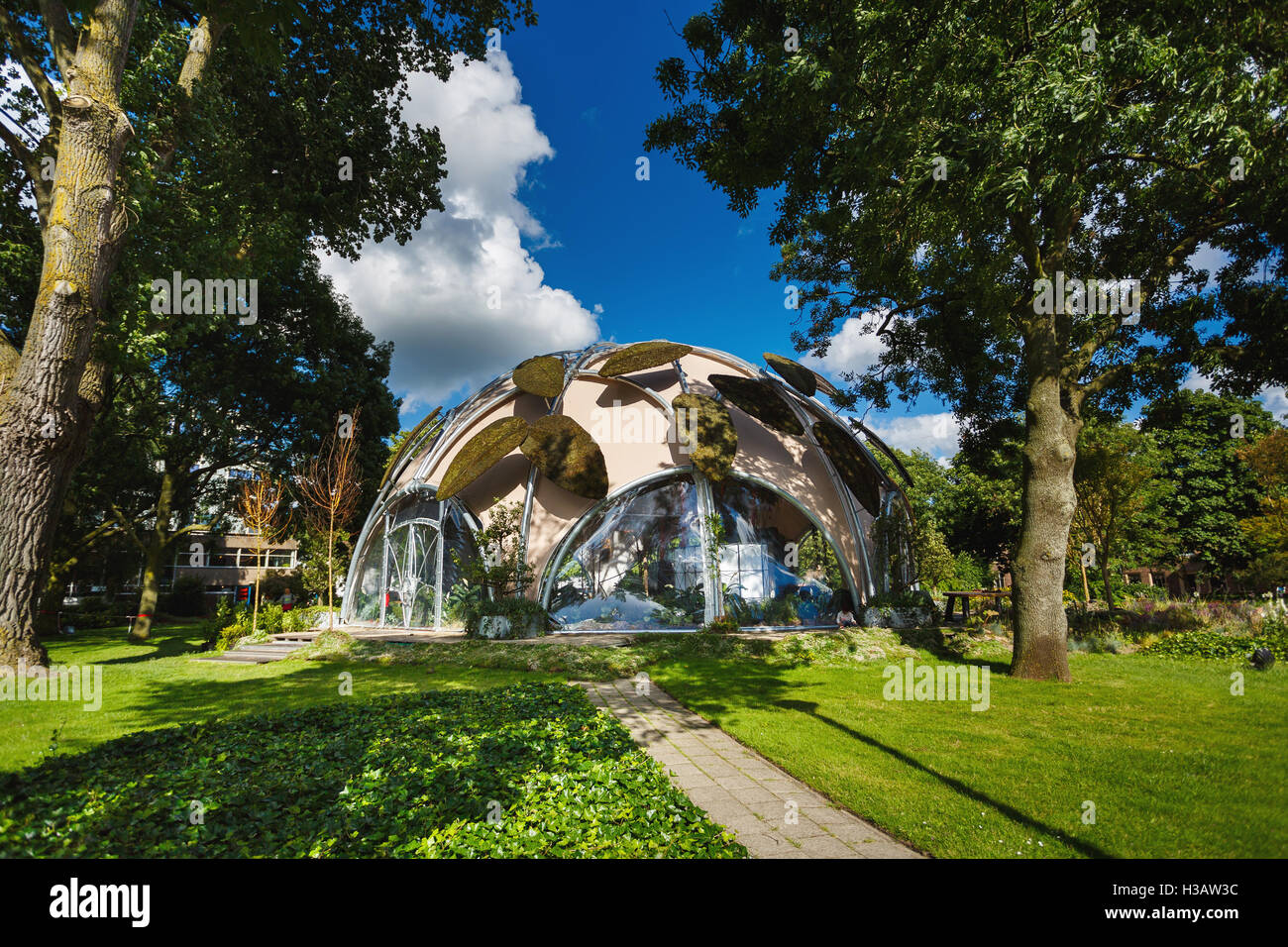 Die moderne Rundbauten von Ecodome in einem Garten, sonnigen Tag, Amsterdam Stockfoto