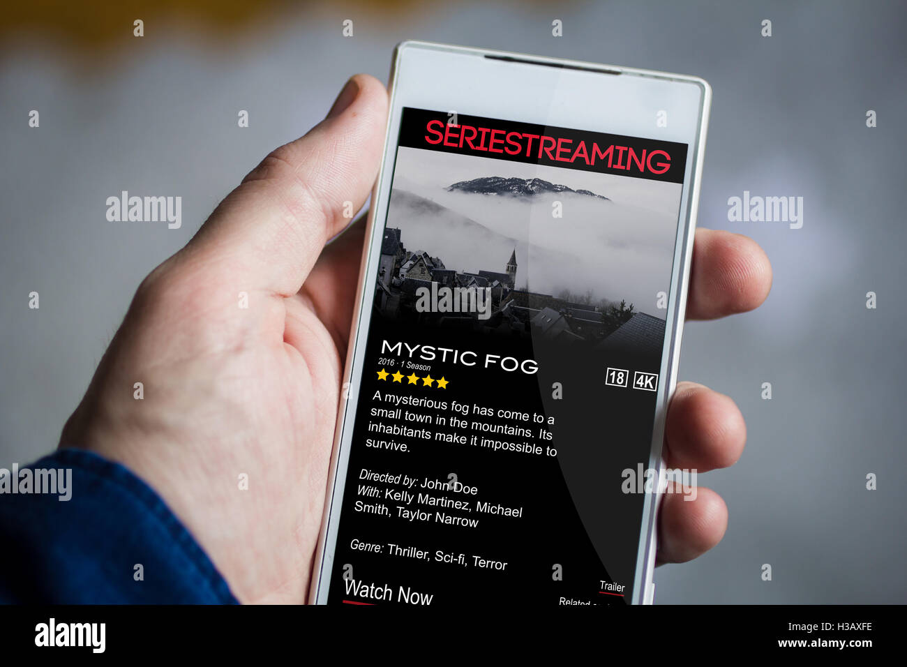 Mann Hand mit video auf Nachfrage Smartphone. Alle Bildschirm-Grafiken bestehen. Stockfoto