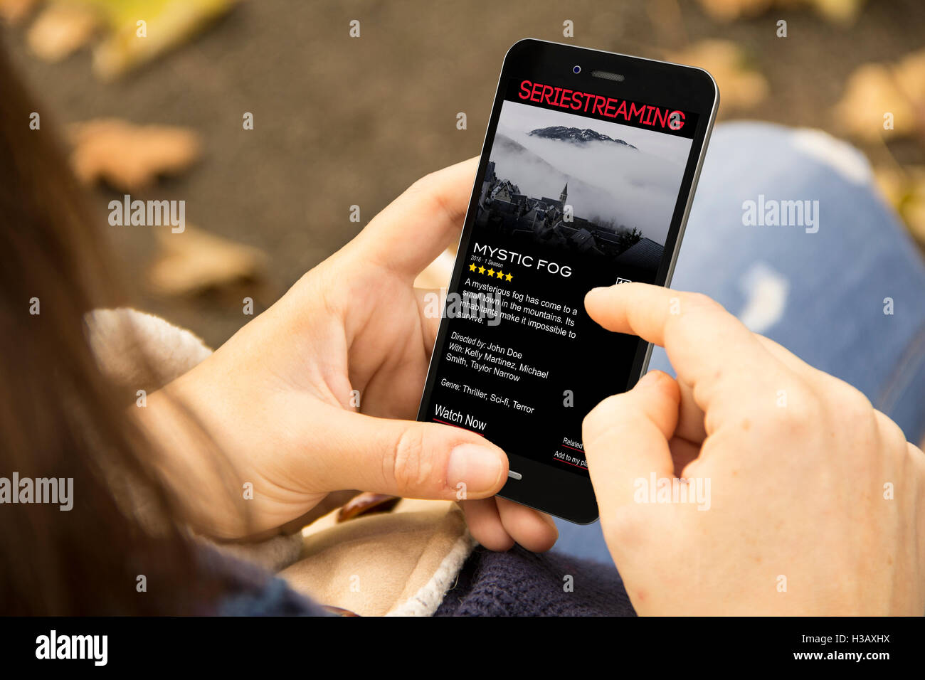 GPS- und Tourismus-Konzept: Frau Betrieb erzeugt eine 3d Smartphone mit Streaming-app auf dem Bildschirm. Grafiken auf dem Bildschirm sind u gemacht. Stockfoto