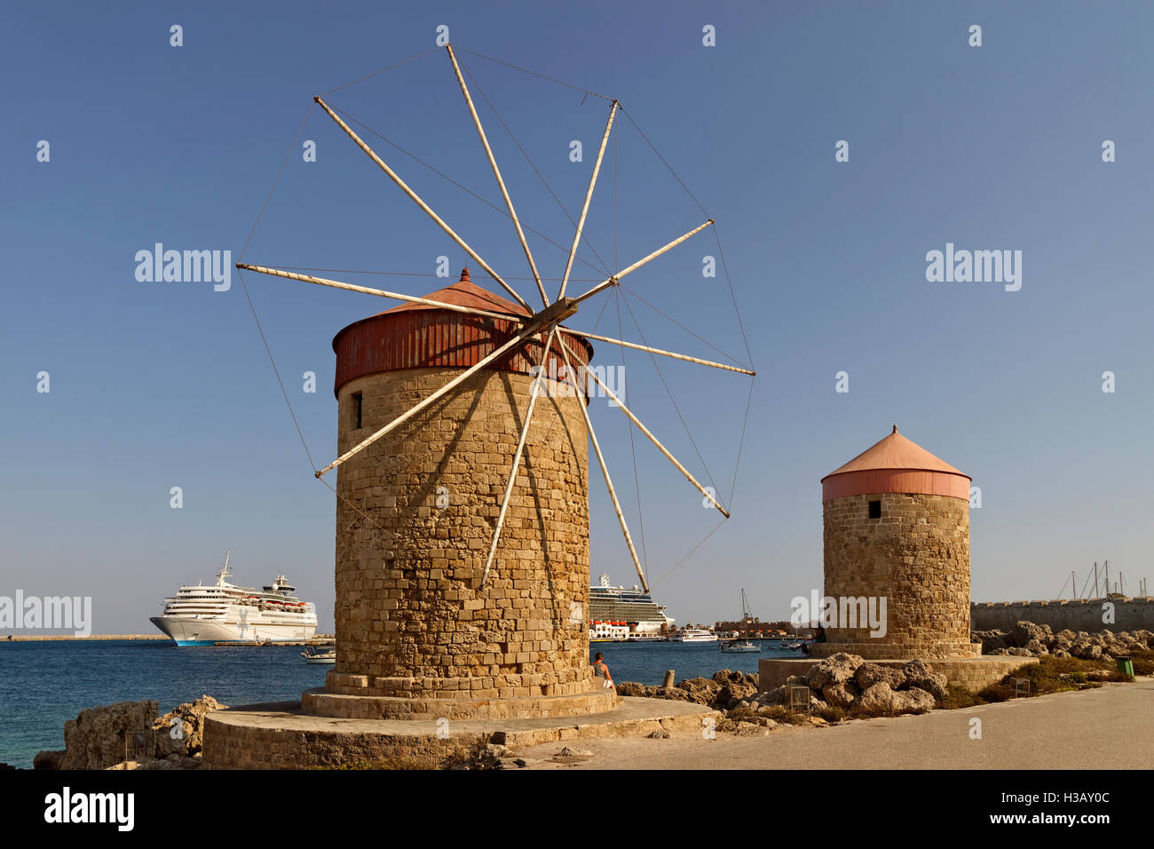 Alte Windmühlen am Hafen von Rhodos Stadt, Rhodos, Dodekanes Insel Gruppe, Griechenland. Stockfoto