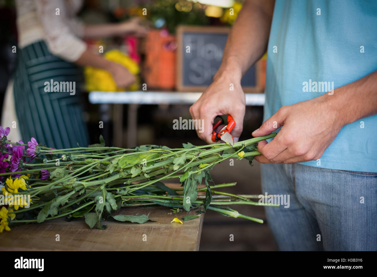 Männliche Florist Vorbereitung Blumenstrauß Stockfoto