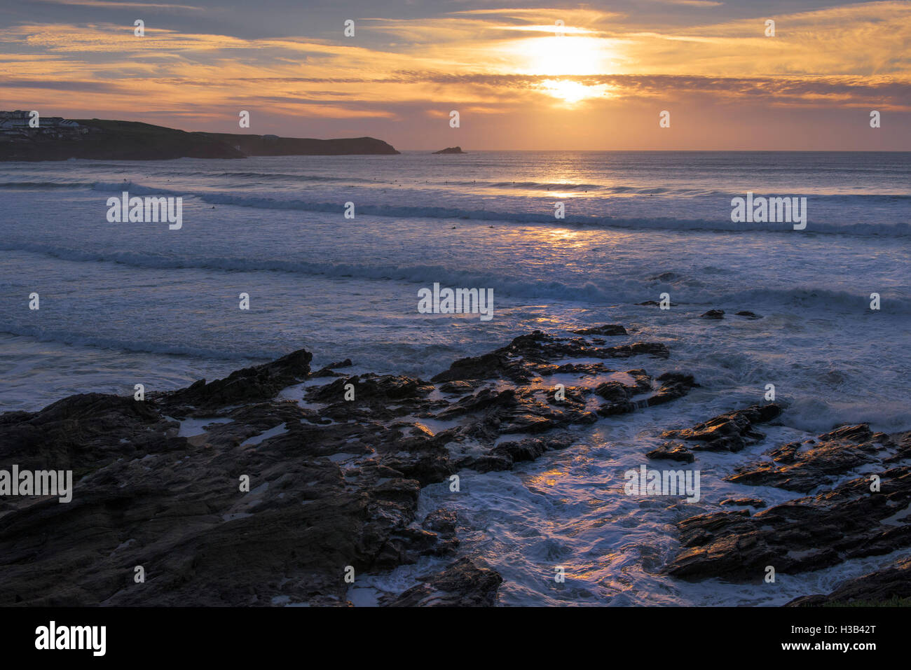 Sonnenuntergang über Norden Fistral in Newquay, Cornwall. Stockfoto