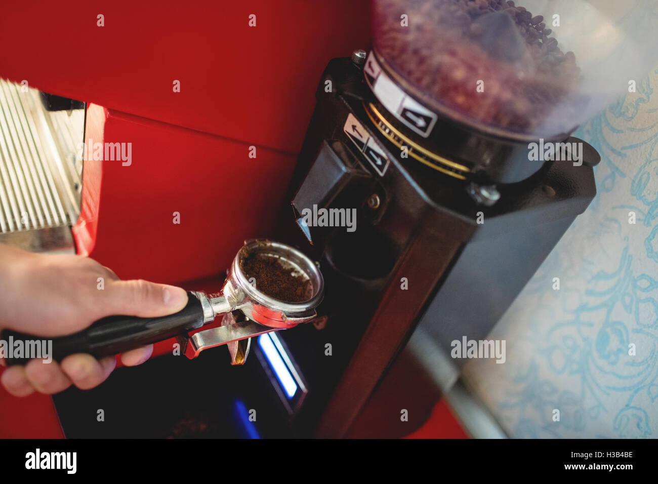 Nahaufnahme der Kellner mit Sieb im Coffee house Stockfoto