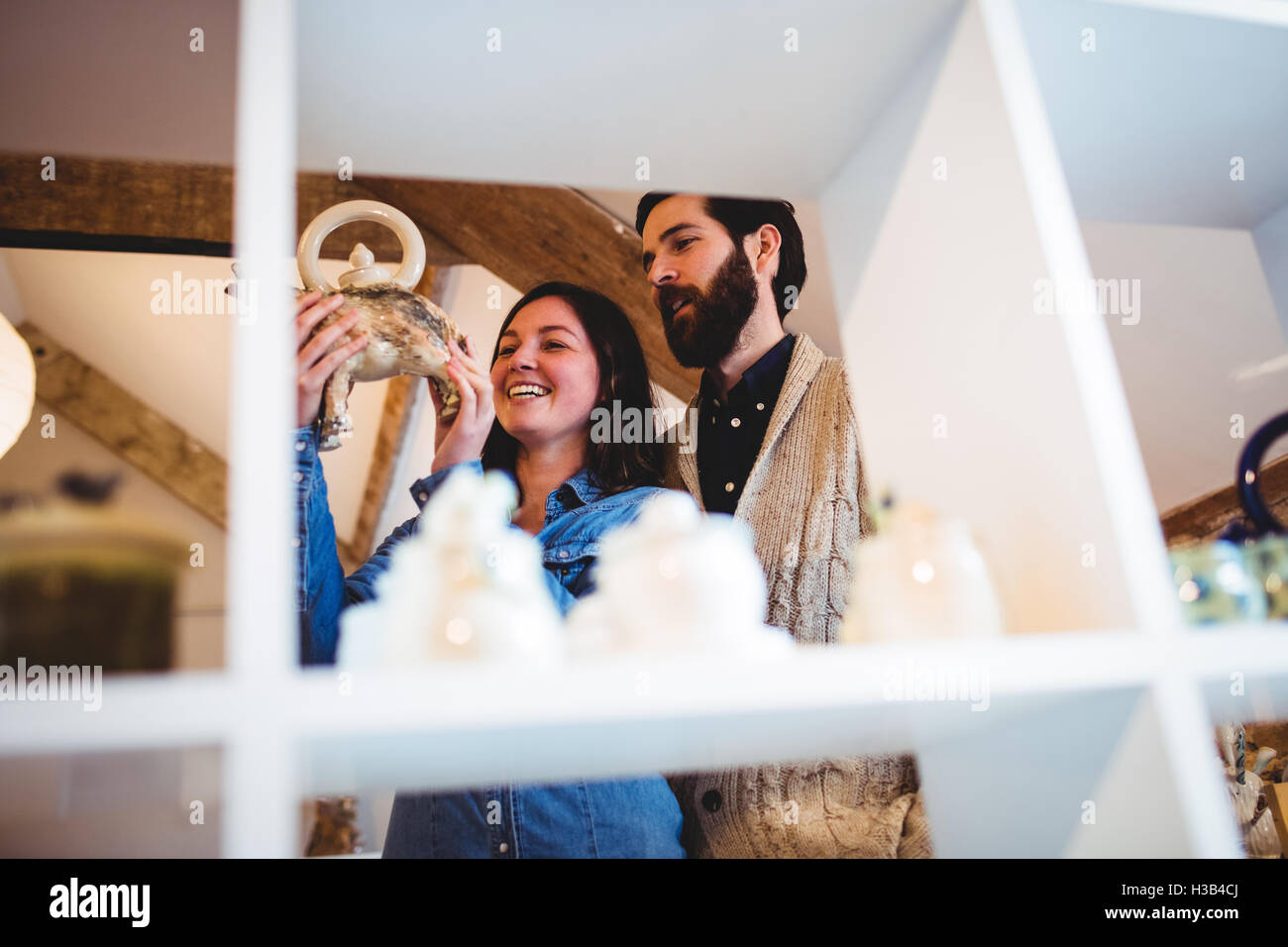 Lächelnde Frau mit Mann im store Stockfoto