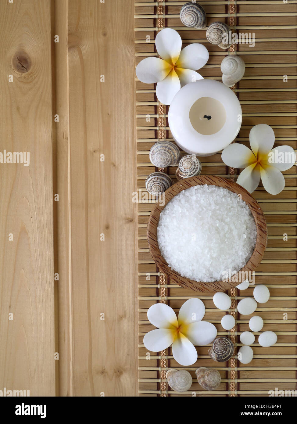 Muscheln, Salz und Tiare Blüten auf den hölzernen Hintergrund Stockfoto