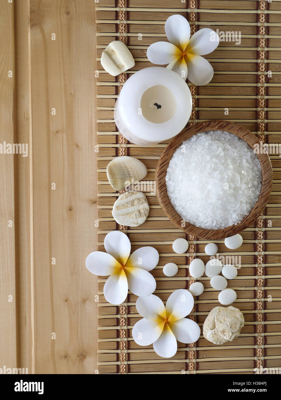 Salz, Muscheln und Tiare Blüten auf dem hölzernen Hintergrund Stockfoto