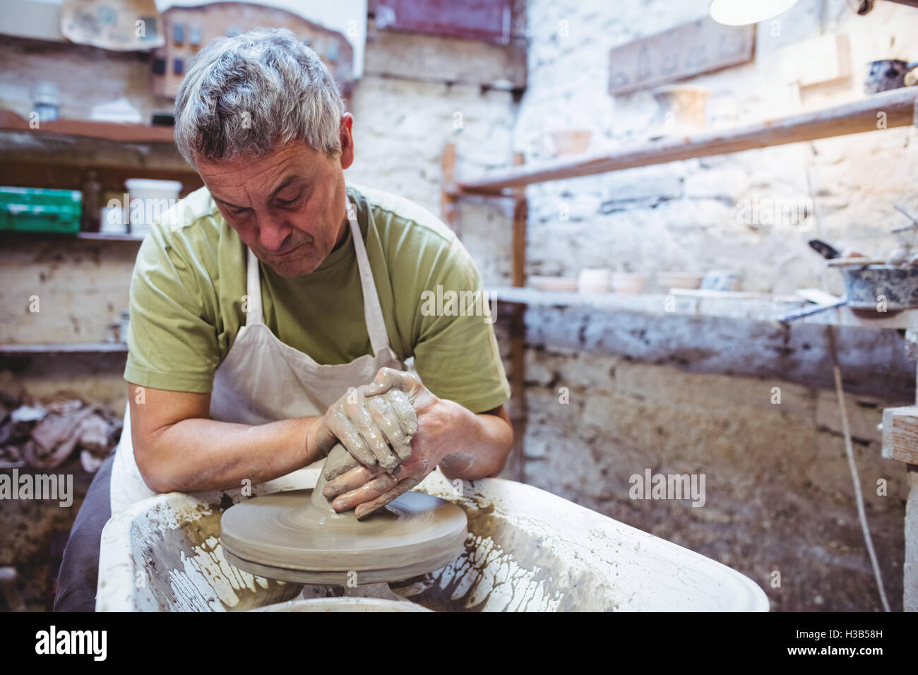 Handwerker machen Container in Töpfer-Werkstatt Stockfoto