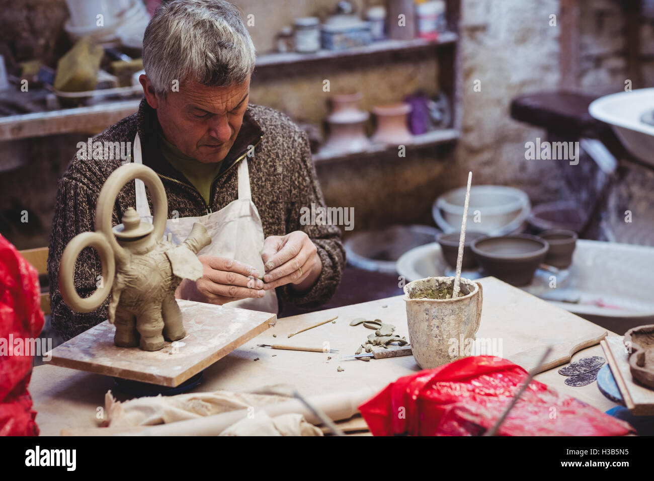 Konzentrierte sich Handwerker arbeiten am Tisch Stockfoto